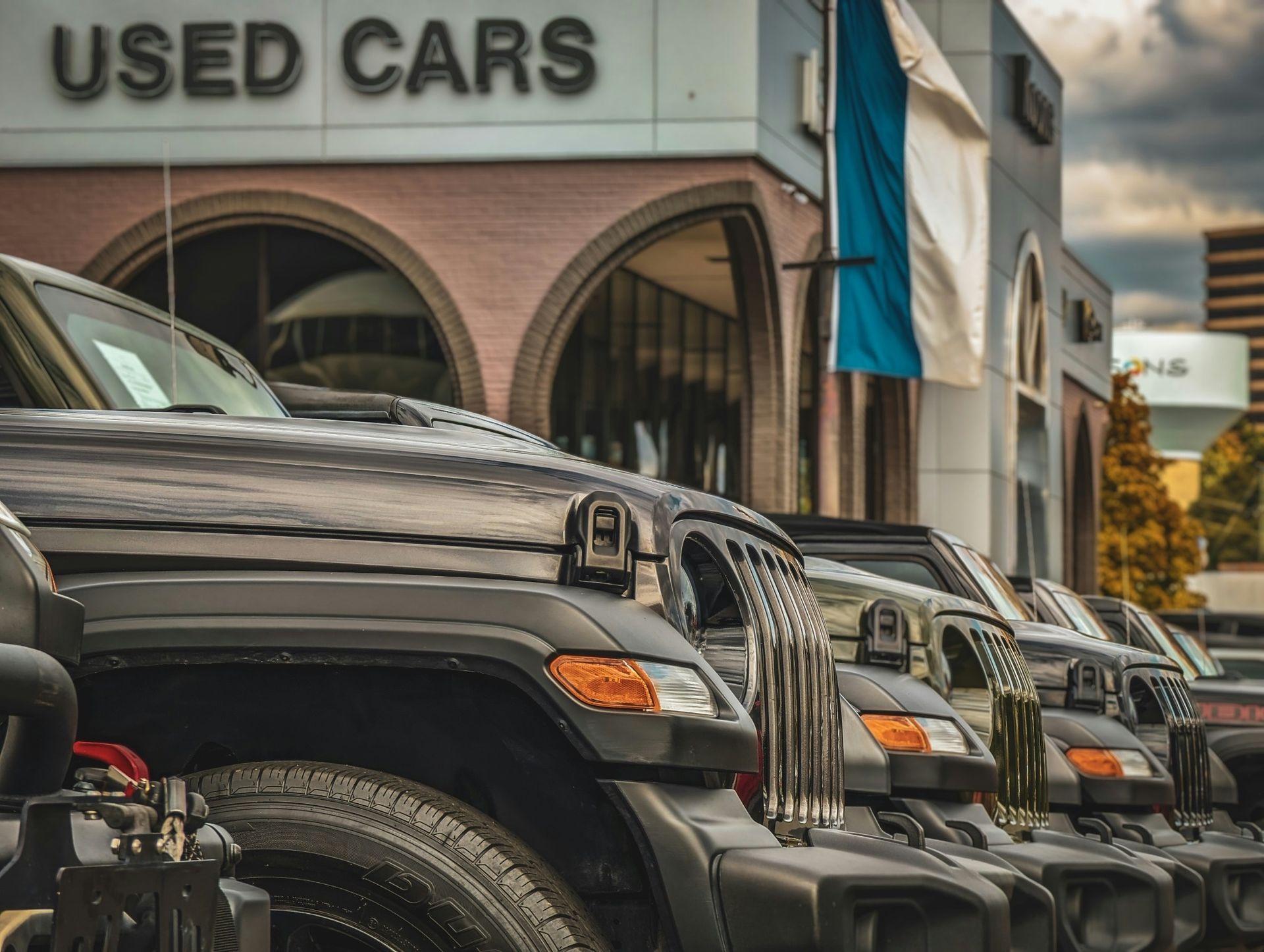 Car dealers use low prices to attract buyers