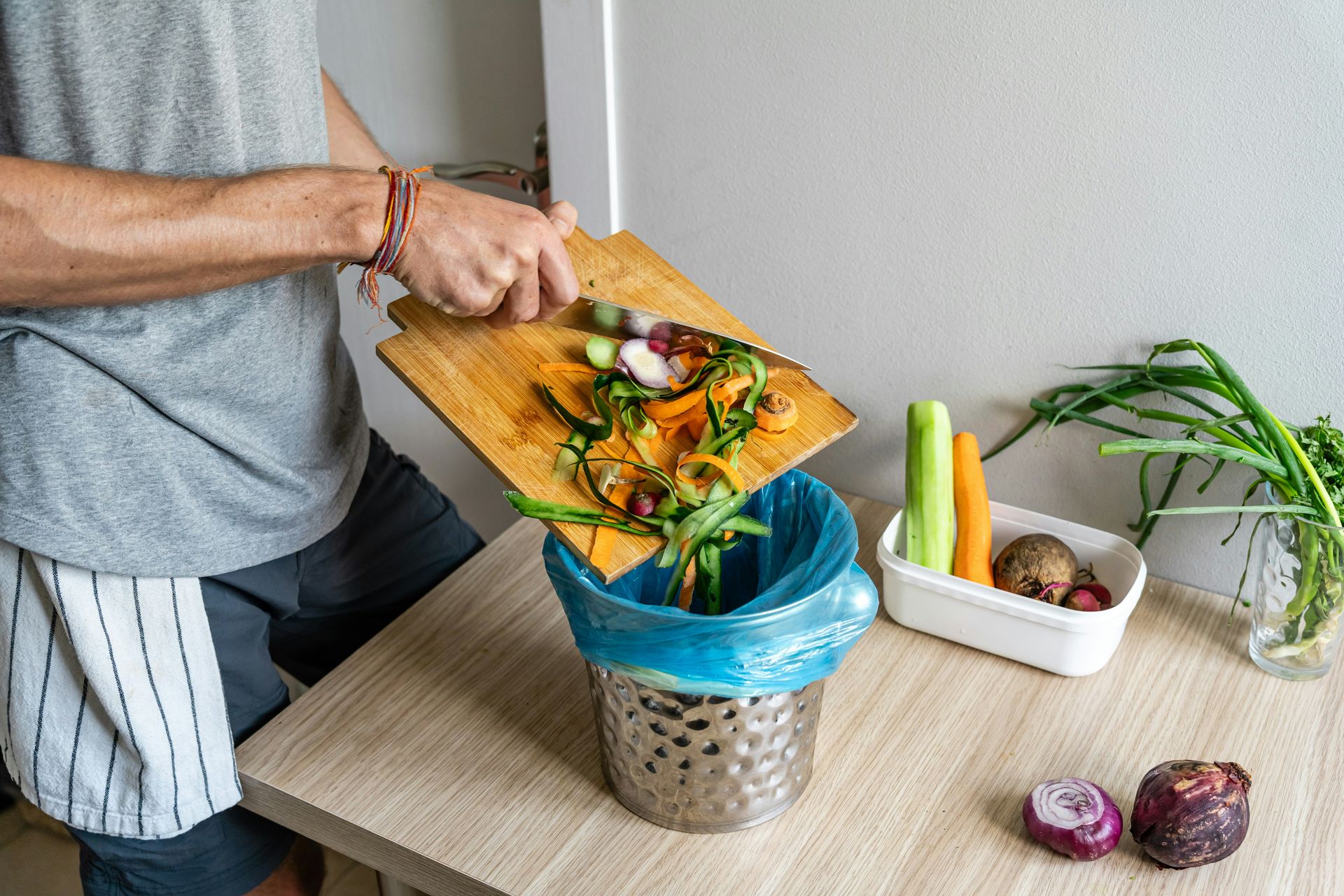 This trash can weighs your leftovers